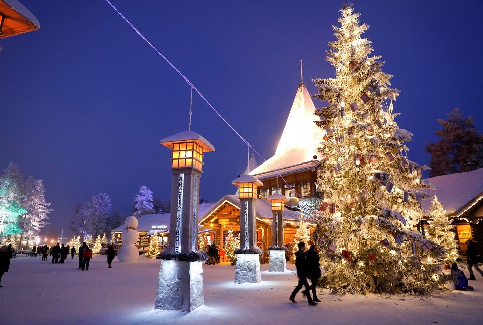 Visitors stand outside Santa Claus' office at Santa Claus' Village on the Arctic Circle near Rovaniemi, Finland, December 15, 2016. REUTERS/Pawel Kopczynski 