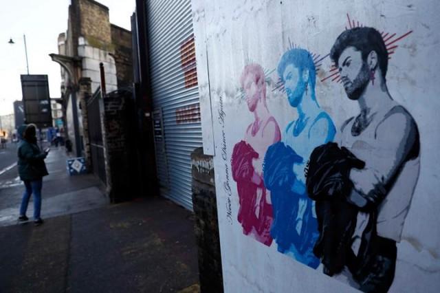 A pedestrian looks at a mural depicting singer George Michael, in London, Britain December 29, 2016. REUTERS/Stefan Wermuth 
