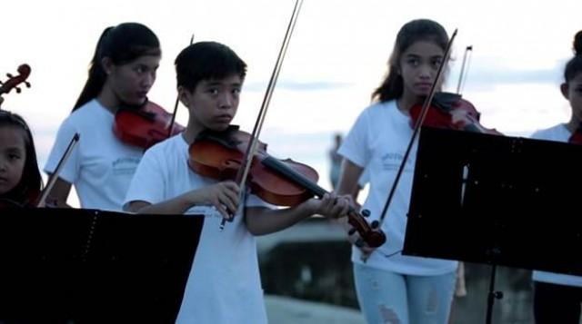 Mga Batang Nangangaroling Gamit Ang Violin At Piano Tampok Sa Front