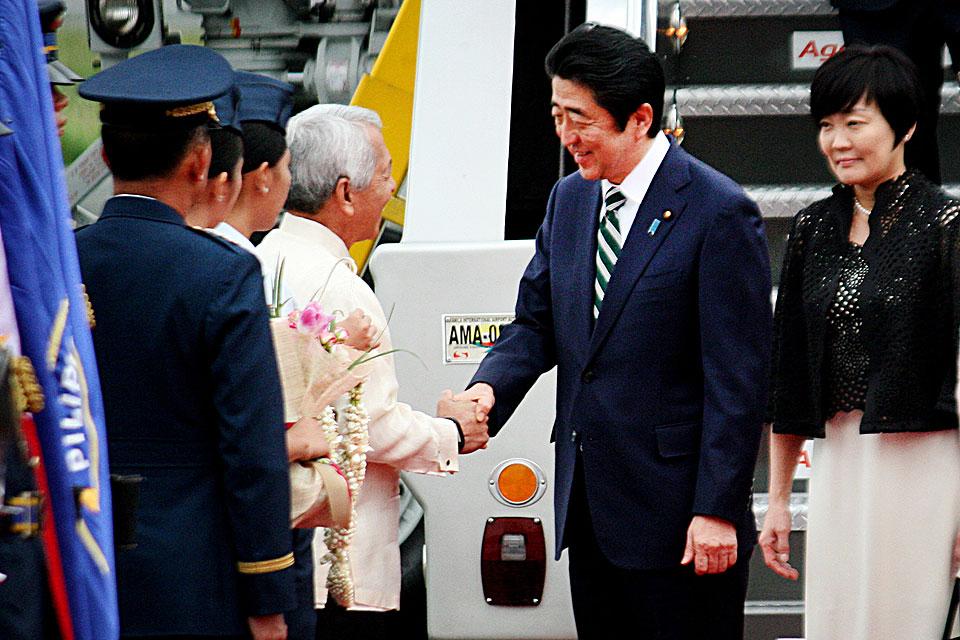 Abe Arrives In Manila 