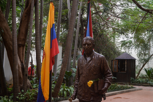 A statue of late Colombian writer, journalist and Nobel Prize for Literature 1982 Gabriel Garcia Marquez is unveiled in Havana, on February 16, 2017. Photo: YAMIL LAGE / AFP.