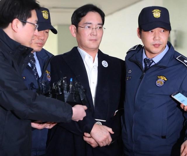 Arrested Samsung Heir Appears Handcuffed For Questioning | GMA News Online