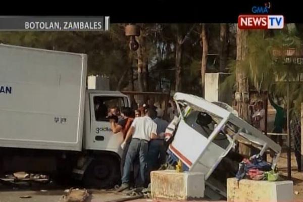 Patay Matapos Sumalpok Sa Multi Cab Ang Closed Van Na Sumabog Ang