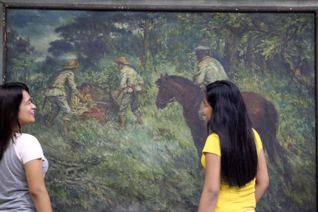 Art enthusiasts take a look at a 1963 painting "Ang Wakas ni Andres Bonifacio" on display at the Bulwagang katipunan of the Manila City Hall. --Danny Pata