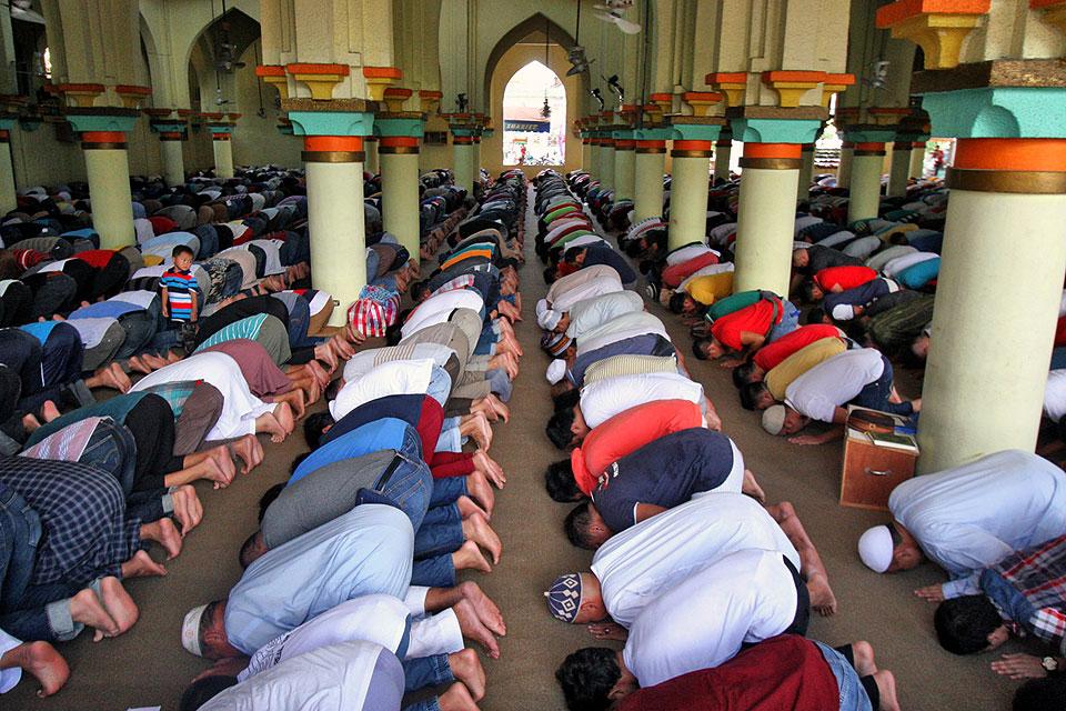 Filipino Muslims begin month-long Ramadan with early morning prayers