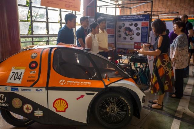 The proponents of Siglo: An Ultra-Efficient Urban Concept Electric Vehicle explain their design and concept to the judges (Undergraduate Project Competition exhibit, College of Engineering, June 2, 2017)