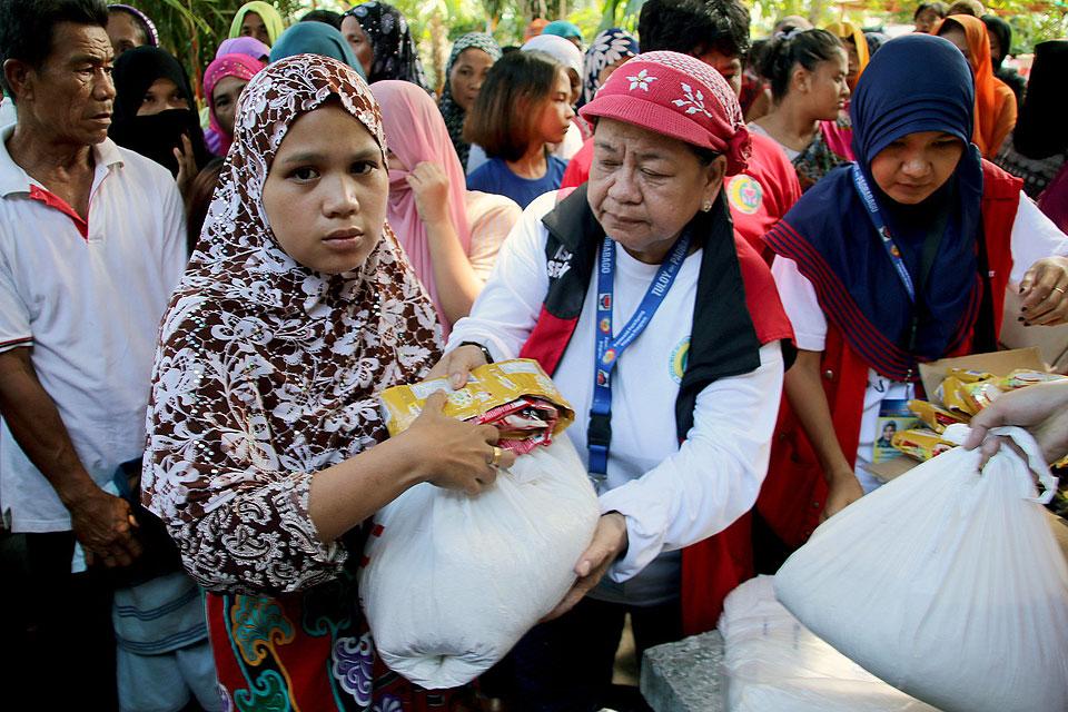 Dswd Armm Distribute Relief Goods To Marawi Evacuees Photos Gma