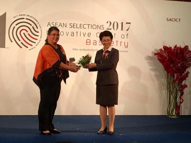  Negrense producer Christina Gaston receives the Asean Selections 2017 award from Sacict chief executive officer Amparwon Pichalai in rites held at Bangkok Arts and Crafts Center in Bangkok City, Thailand on Thursday. Photo: Erwin Nicavera