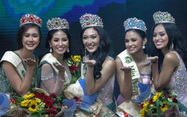 Miss Manila Karen Ibasco (middle) along with (from left) Miss Fire: Nellza Bautista, Misamis Oriental; Miss Philippine Air: Kim de Guzman from Olongapo City, Miss Philippine Water: Jessica Marasigan from Kalookan and Miss eco-tourism Vanessa Mae Castillo from Lobo, Batangas gesture a flying kiss during the coronation night of Miss Philippines Earth on Saturday evening at the SM Mall of Asia in Pasay City. Photo by Danny Pata