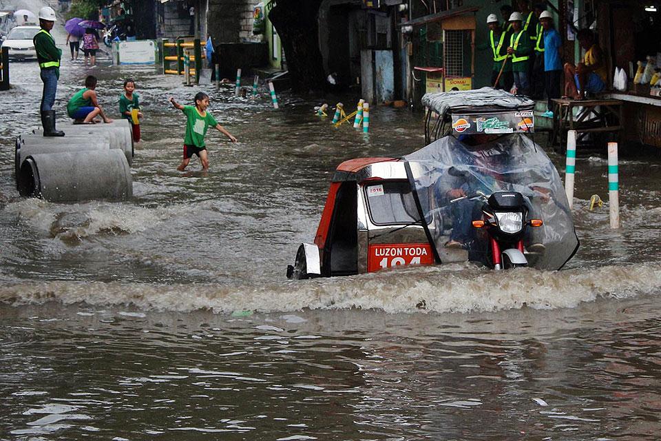 heavy-downpour-causes-flooding-traffic-jams-in-metro-manila-news