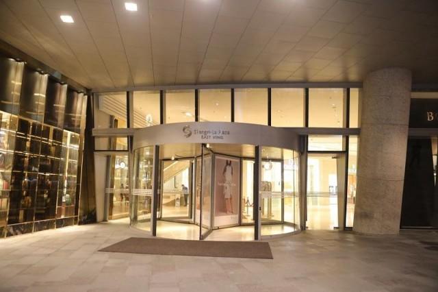 Shangri-La Plaza is so not crowded, has great food options, with spot-on ambient lighting. 