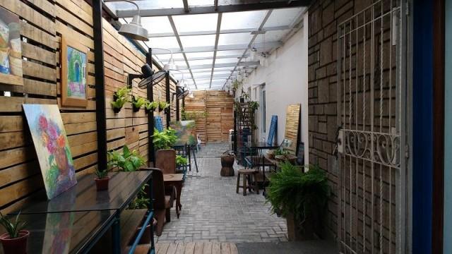 If not for the heat and the occasional honk from the busy street, it's easy to forget that you're still in the city and not some countryside hideaway.