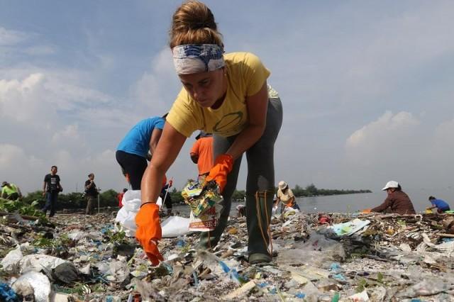 September 16 saw more than 3,000 individuals pick trash up from Freedom Park. Photo by Danny Pata