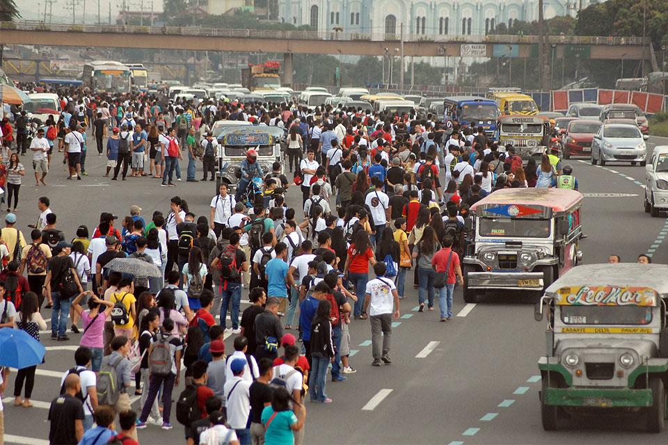 MMDA to provide free rides to commuters affected by transport strike