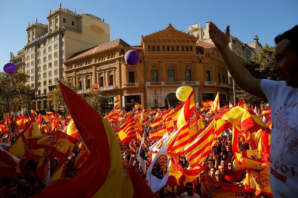 Pro-unity supporters take part in a demonstration in central Barcelona, Spain, October 29, 2017. REUTERS/Jon Nazca