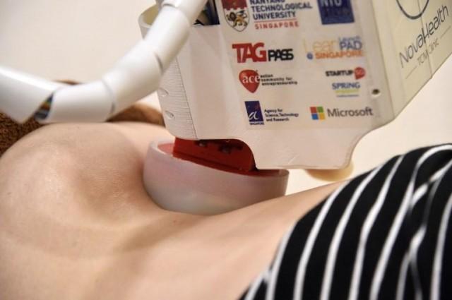  A robot masseuse named Emma is offering Singaporeans high-tech back rubs with a gigantic metal arm and warm silicon tips which its creators say perfectly mimic the human touch. Roslan Rahman/AFP
