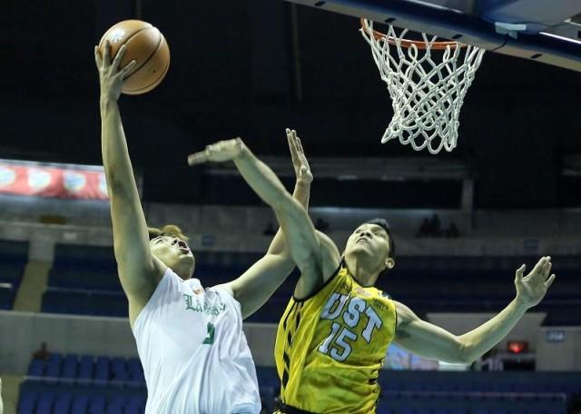 DLSU's Prince Rivero led the charge for the Archers in the second half. Here UST's Jeepy Faundo unable to stop him. Photo: KC Cruz