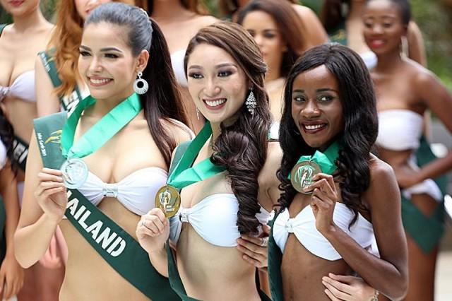 Miss Philippines Karen Ibasco, who won Darling of the Press, is flanked by her runners up Miss Thailand (left) and Miss Zambia (right)