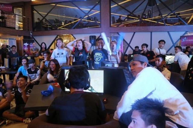 Pacific.Macta fans cheering after a nail-biting play by their favorite team, TNC High Grounds Café, October 15, 2017. Photos: Jo Brianne Briones