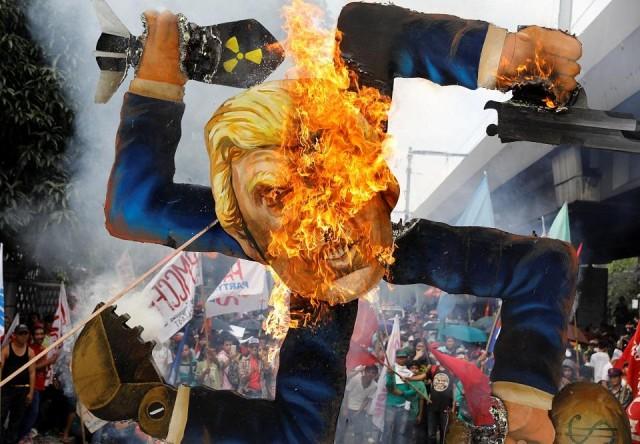 Protesters burn an effigy of US President Donald Trump, who is attending the Association of Southeast Asian Nations (ASEAN) Summit and related meetings in Manila, Philippines November 13, 2017. REUTERS/Erik De Castro