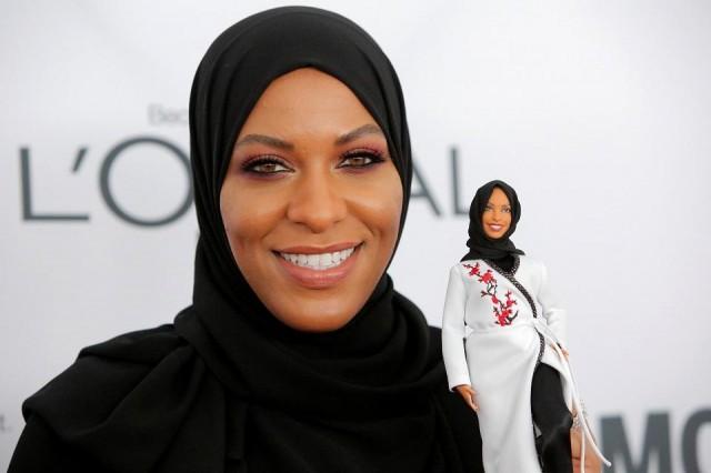 Olympic fencer Ibtihaj Muhammad holds a Barbie doll made in her likeness as she attends the 2017 Glamour Women of the Year Awards at the Kings Theater in Brooklyn, New York, November 13, 2017. REUTERS/Andrew Kelly