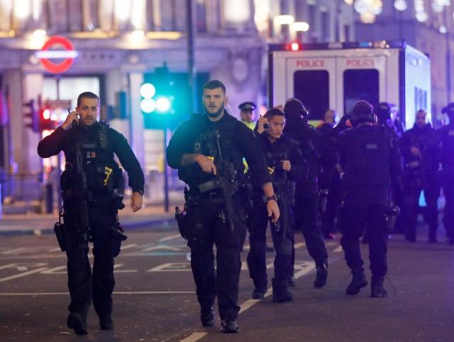 Armed police officers walk along Oxford Street, London, Britain November 24, 2017. REUTERS/Peter Nicholls
