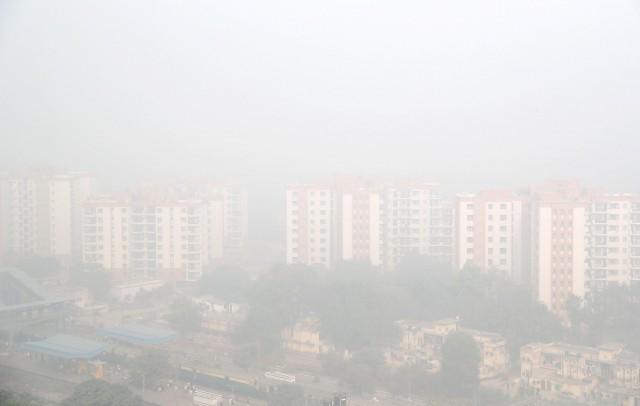 A General view of apartment blocks during heavy smog in Delhi, India, November 10, 2017. REUTERS/Cathal McNaughton