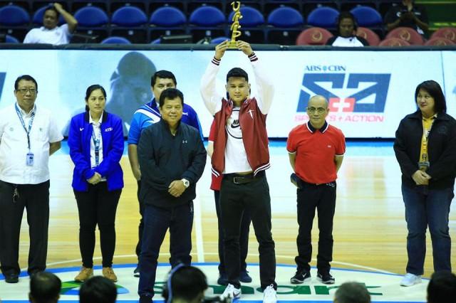 Juan Gomez de Liano of UP raise his trophy as the new Rookie of the year in the UAAP Season 80 Basketball tourney in Araneta Coliseum on Wednesday. Photo: KC Cruz