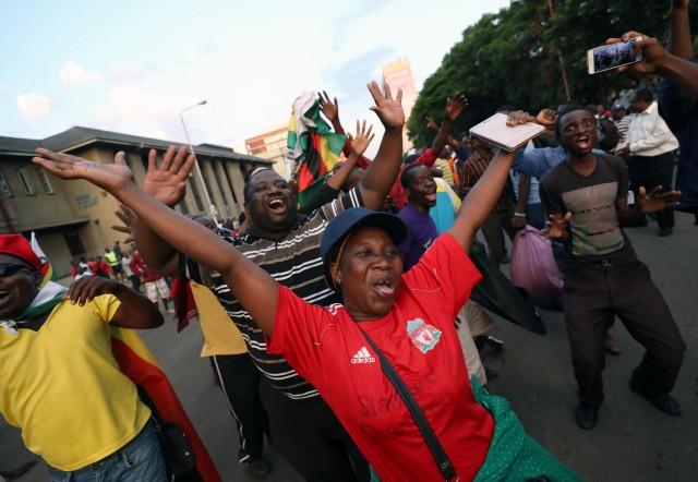 Zimbabweans celebrate after President Robert Mugabe resigns in Harare, Zimbabwe November 21, 2017. REUTERS/Mike Hutchings