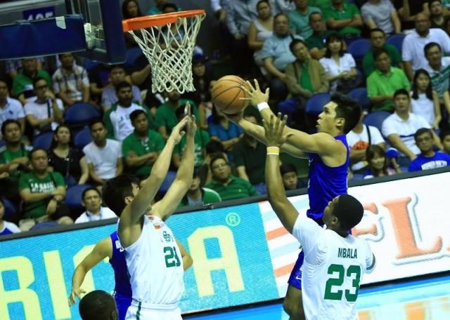 Thirdy Ravena of Ateneo goes for a layup against two DLSU players during their game in the UAAP Season 80 Basketball match in Araneta Coliseum on Sunday. Photo: KC Cruz