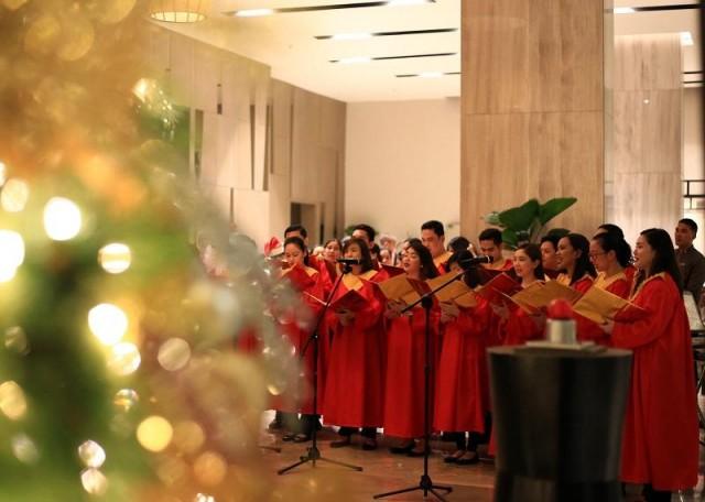 Comprised of employees, the Seda chorale will be singing Christmas carols from Dec 18-22. All photos: KC Cruz