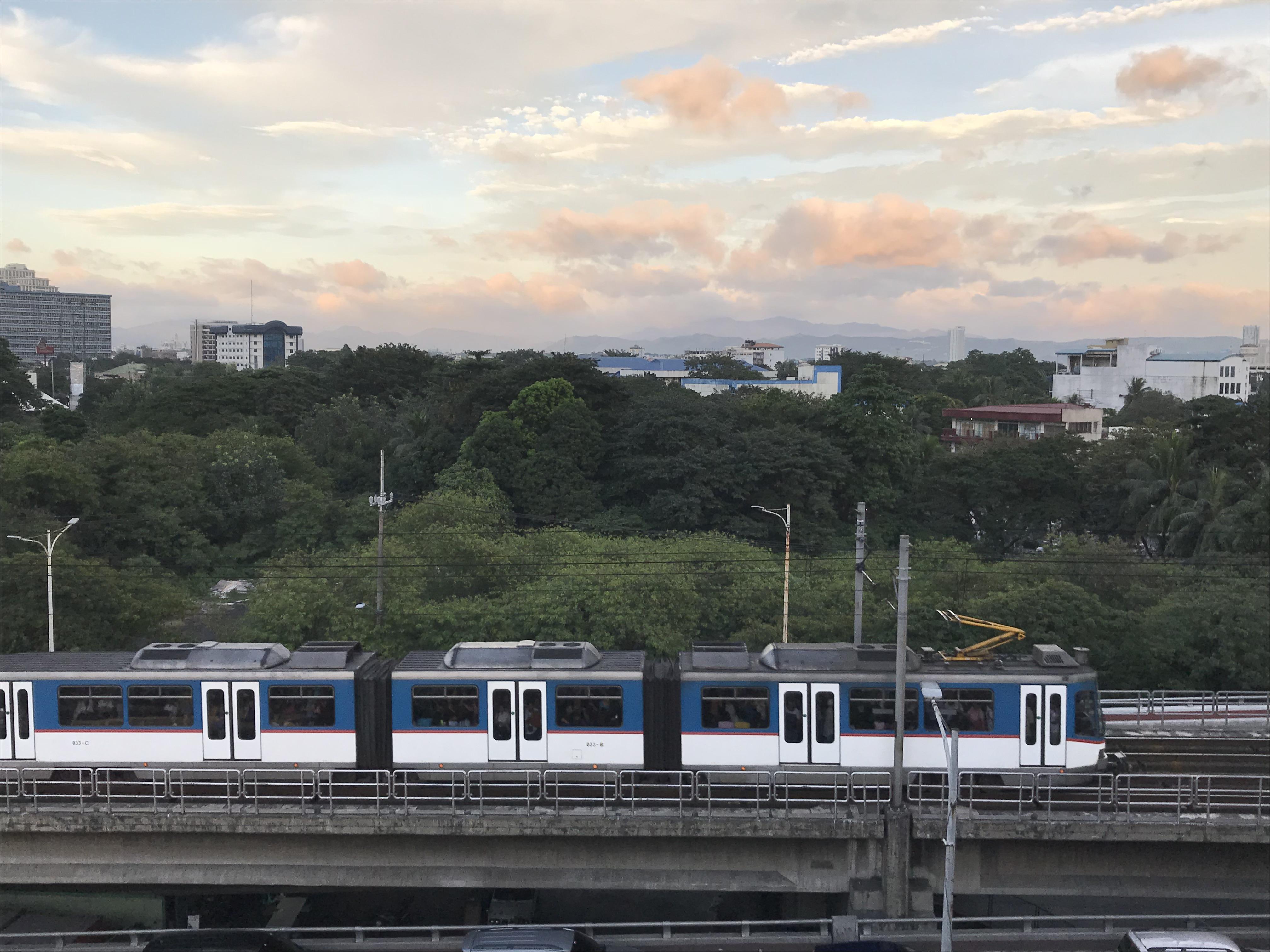 A southbound MRT3 train chugs on its tracks at 5:30 p.m. Wednesday, Nov. 29, 2017, near the junction of EDSA and Timog Ave. in Quezon City. Photo by Victor D. Sollorano, GMA News