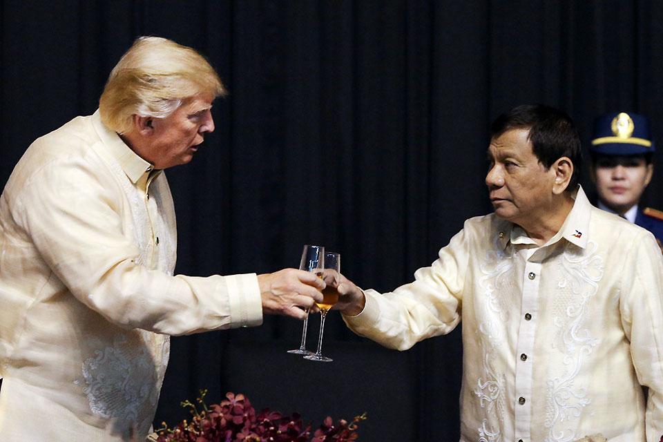 President Rodrigo Duterte offers a toast to US President Donald Trump during the gala dinner marking the 50th anniversary of the ASEAN in Pasay City on Sunday, November 12, 2017. Reuters/Athit Perawongmetha