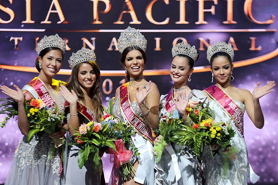 Miss Asia Pacific International Francielly Ouriques of Brazil (center) is flanked by (from left) fourth runner-up Ilene De Vera of the Philippines, third runner-up Morgan Doelwut of the Netherlands, first runner-up Acacia Walker of New Zealand and second runner-up Valeria Cardona of Honduras during the coronation night at the Resorts World Manila in Paranaque City Wednesday evening, November 29, 2017. DANNY PATA. 