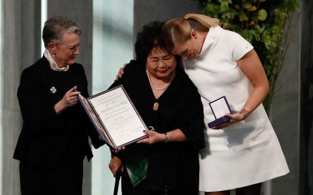 Berit Reiss-Andersen (L), chairperson of the Norwegian Nobel Committee, hands over the 2017 Nobel Peace Prize to Beatrice Fihn (R), leader of ICAN (International Campaign to Abolish Nuclear Weapons), and Hirsoshima nuclear bombing survivor Setsuko Thurlow (C) during the award ceremony of the 2017 Nobel Peace Prize at the city hall in Oslo, Norway, on December 10, 2017. Odd Andersen/AFP