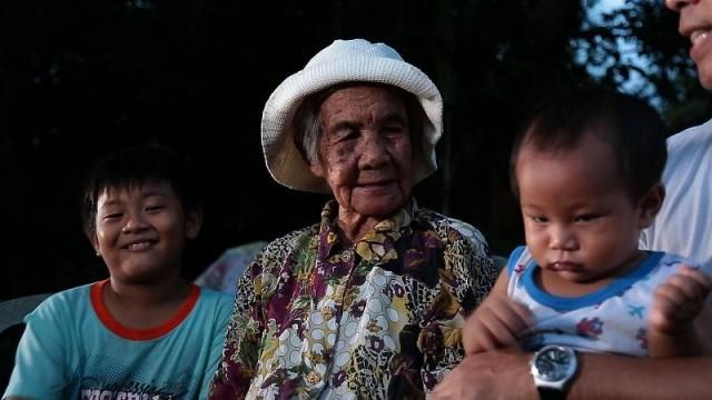 84-year-old Lola Pacing also takes care of her grandchildren.