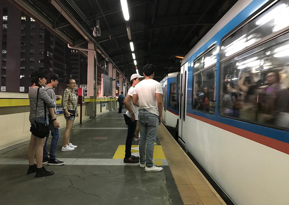 A northbound MRT3 train arrives at the Quezon Avenue Station at 6:09 p.m. on Sunday, Dec. 10, 2017. Photo by Victor D. Sollorano, GMA News