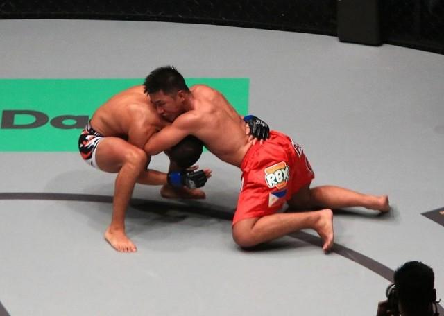 PHL's Geje Eustaquio vs KAZ's Kairat Akhmetov. Photo: KC Cruz