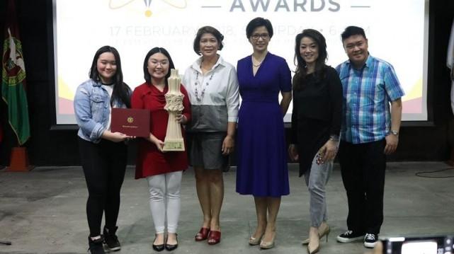 Yang with her family and Dr. Elena Pernia, program leader of Communicating Science and Technology Research and Development at UP (CoST UP) and Professor Clarissa David