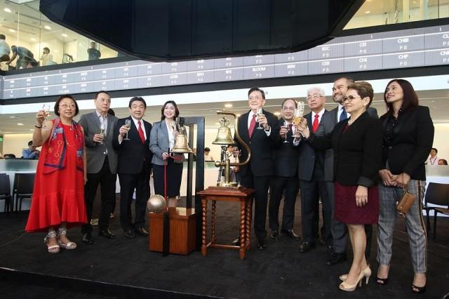 Above and below: Officials from the Philippine Stock Exchange and the local government pose during the opening of the PSE Tower in Bonifacio Global City on February 19, 2018. The first trading day on the unified trading floor was also marked by Chinew New Year celebrations. Photos: PSE