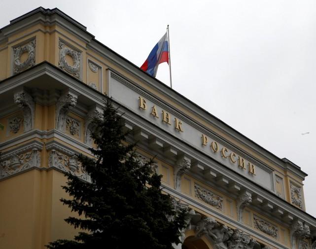 A Russian national flag flies over the Central Bank headquarters in Moscow, Russia, May 17, 2016. REUTERS/Sergei Karpukhin/File Photo