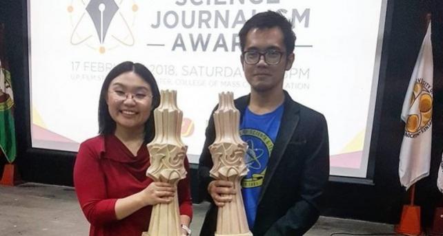 GMA News Online writers Angelica Yang and Mikael Angelo Francisco holding up their Abueva-designed trophies