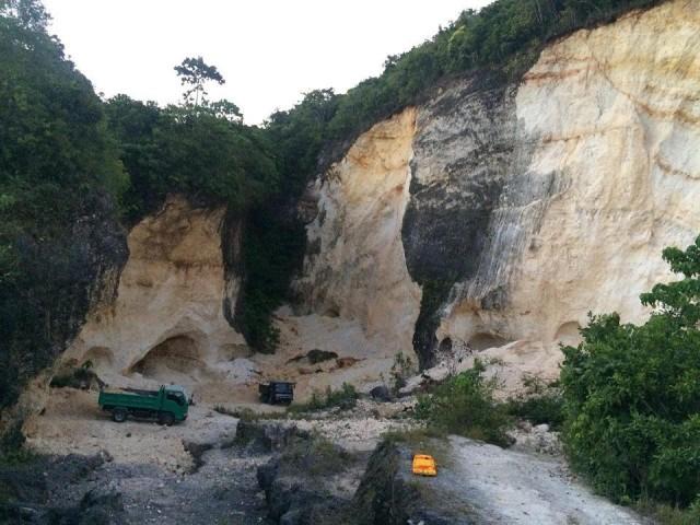 Rescuers search for two people who were believed to have been buried alive in a landslide in Anda town, Bohol. PHOTO BY JAN MICHAEL LIAO