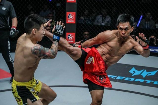 Kevin Belingon (R) and Kevin Chung (L) are shown during a recent match. PHOTO BY ONE CHAMPIONSHIP