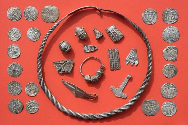 Braided necklaces, pearls, brooches, a Thor's hammer, rings and up to 600 chipped coins were found, including more than 100 that date back to Bluetooth's era. Stefan Sauer/dpa/AFP