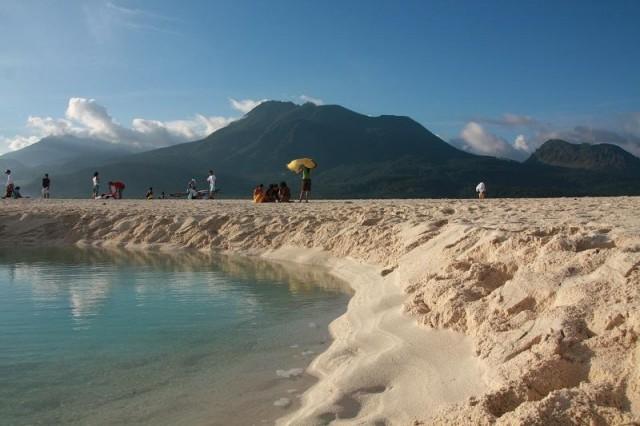 The sands in White Island in Camiguin is comparable to Boracayâ€™s, seeing Mt. Hibok-hibok, an active volcano, at the background doesnâ€™t look bad either.