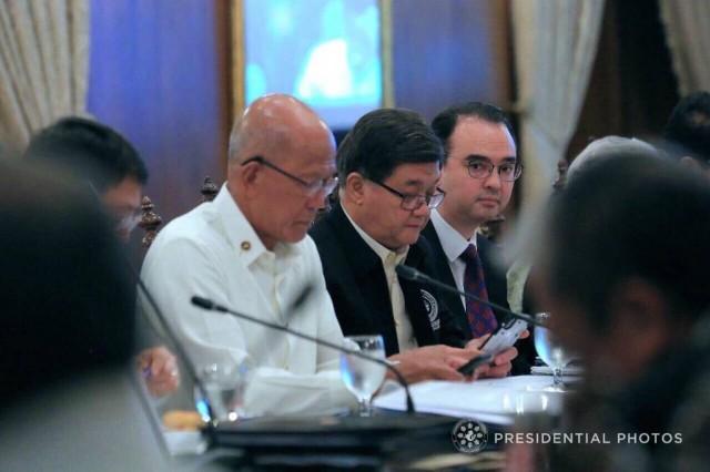 Justice Secretary Vitaliano Aguirre II is flanked by Foreign Affairs Secretary Alan Peter Cayetano and Defense Secretary Delfin Lorenzana during a Cabinet meeting held on Wednesday evening. MALACA&Atilde;ANG PHOTO
