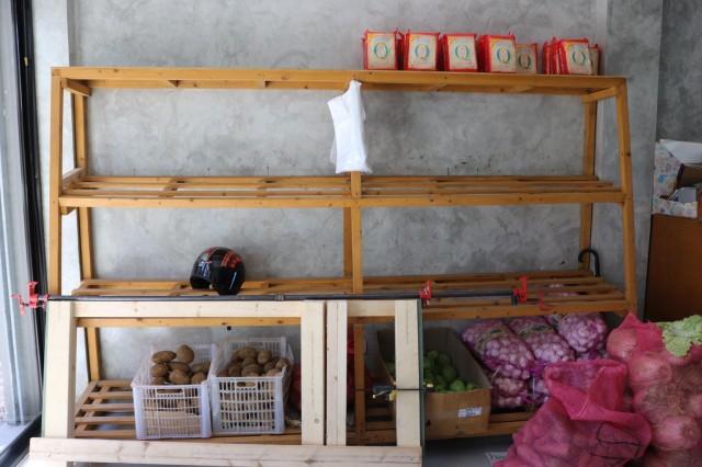 Isle Veggies Shop is nearly empty. The shopkeeper said that they didn&acirc;t place large orders as restaurants are closing soon. PHOTO BY AYA TANTIANGCO
