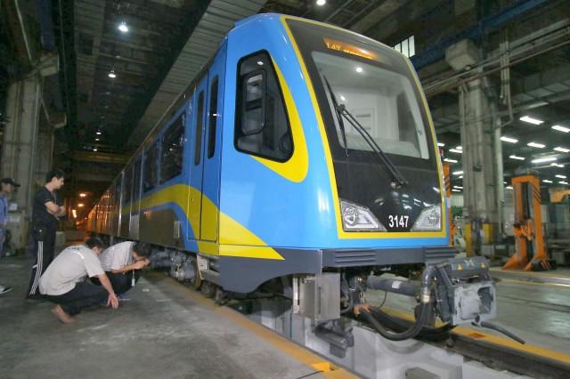 The DOTr conducts weighing tests on the Dalian trains on Thursday evening. PHOTO BY DANNY PATA 