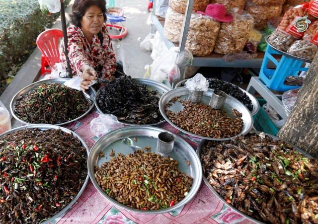 A vendor prepares fried insects for sale in Kampong Cham province, Cambodia March 16, 2018. REUTERS/Samrang Pring